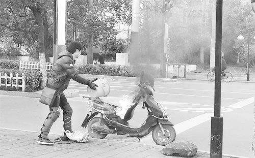 智能電動(dòng)車充電站告訴大家電動(dòng)車充電起火的原因都有哪些